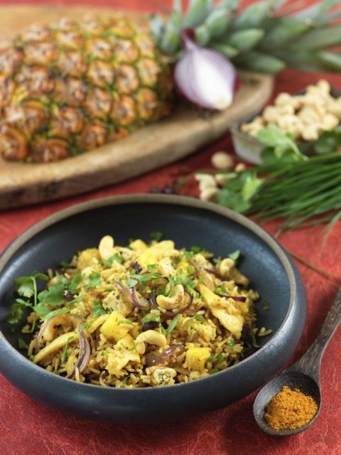 Riz sauté à l'ananas, raisin et tofu